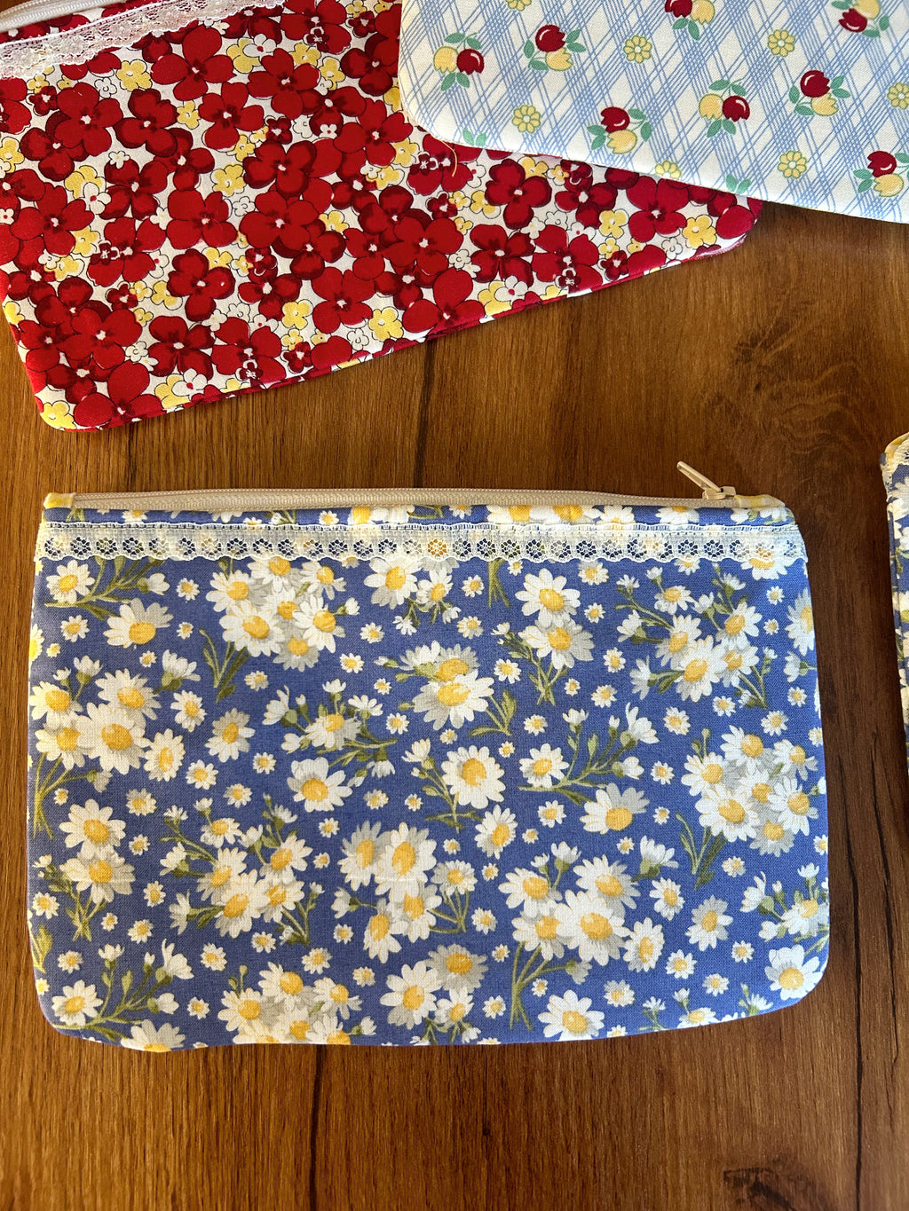Daisy zipper pouch